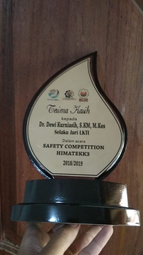 Plakat Wisuda Kayu Surabaya