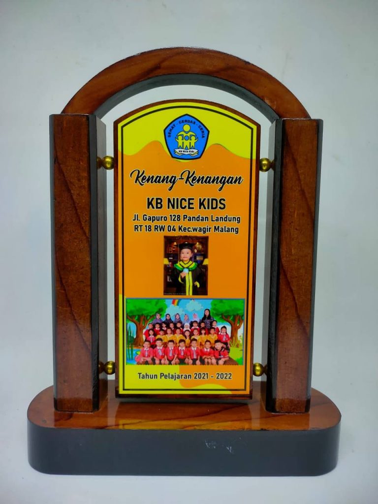 Plakat Unik Dari Kayu Sidoarjo