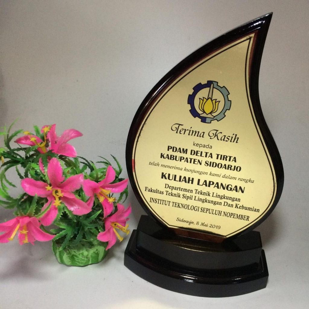 Plakat Kayu Kuningan Sidoarjo