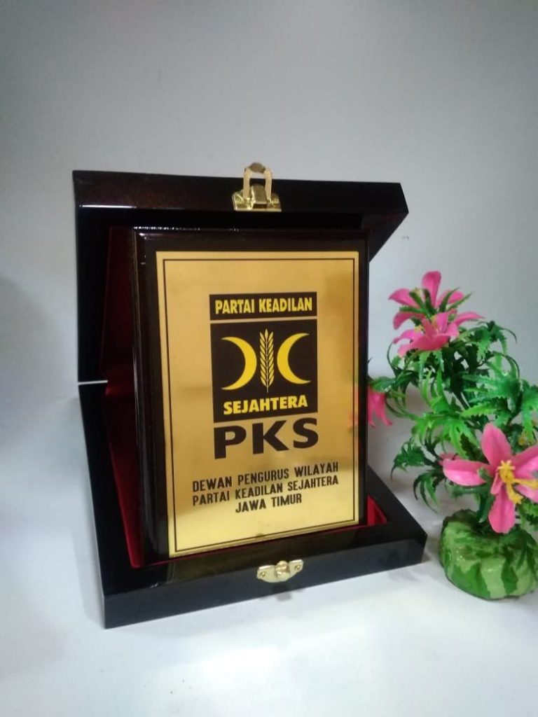 Plakat Kayu Custom Gresik