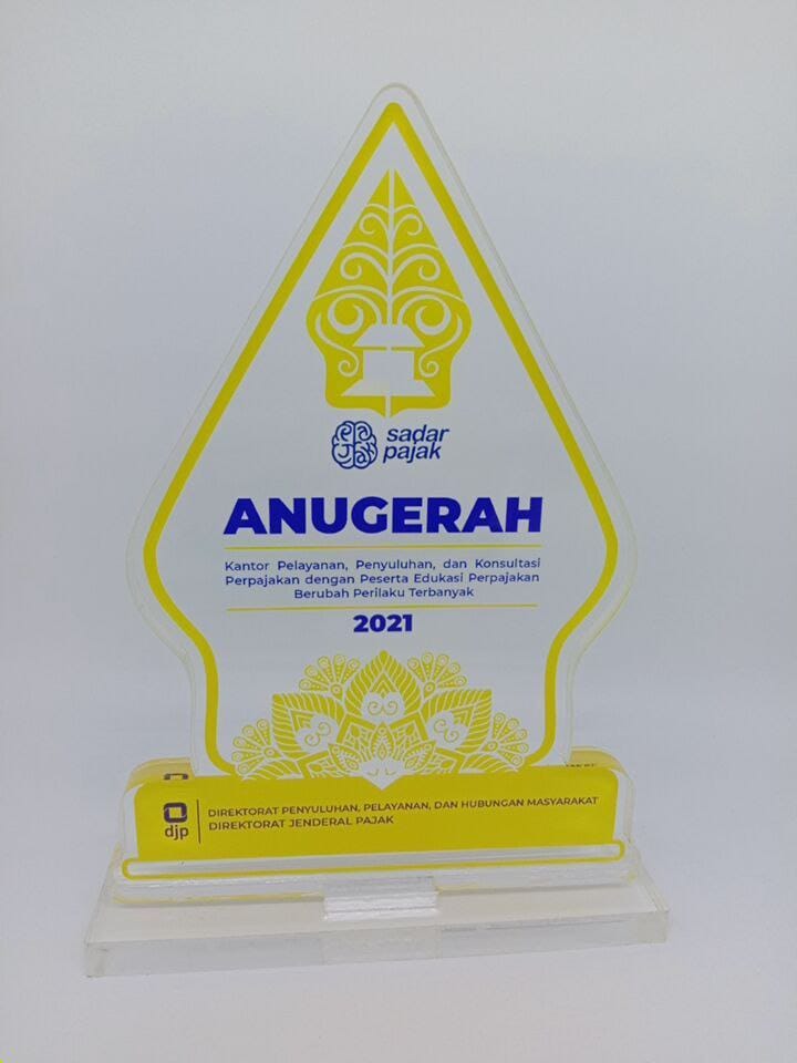 Grosir plakat kristal Malang